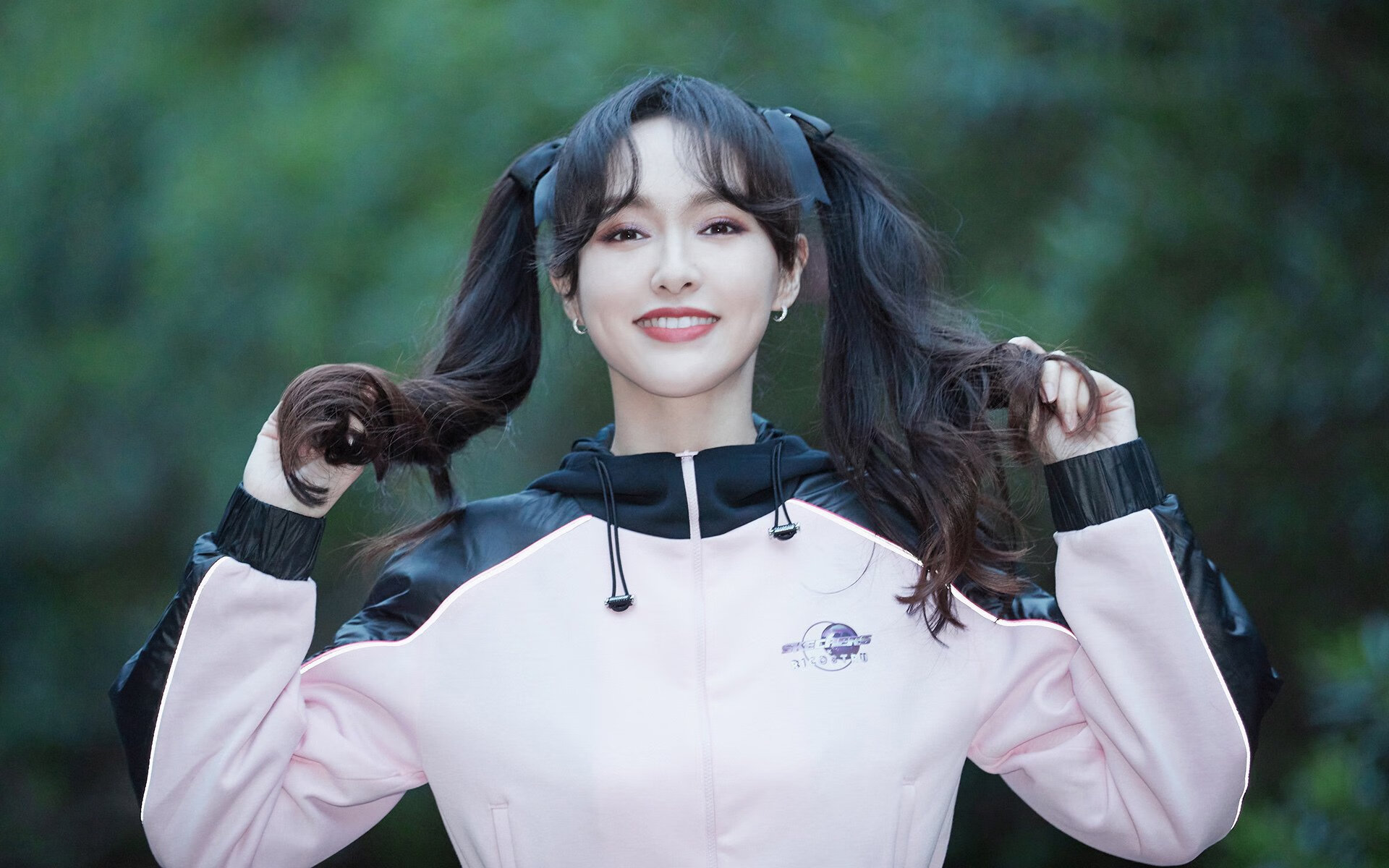 爱游戏官方-风暴眼中那双冷眼，利拉德导演的篮网夜袭，不只是掀翻猛龙